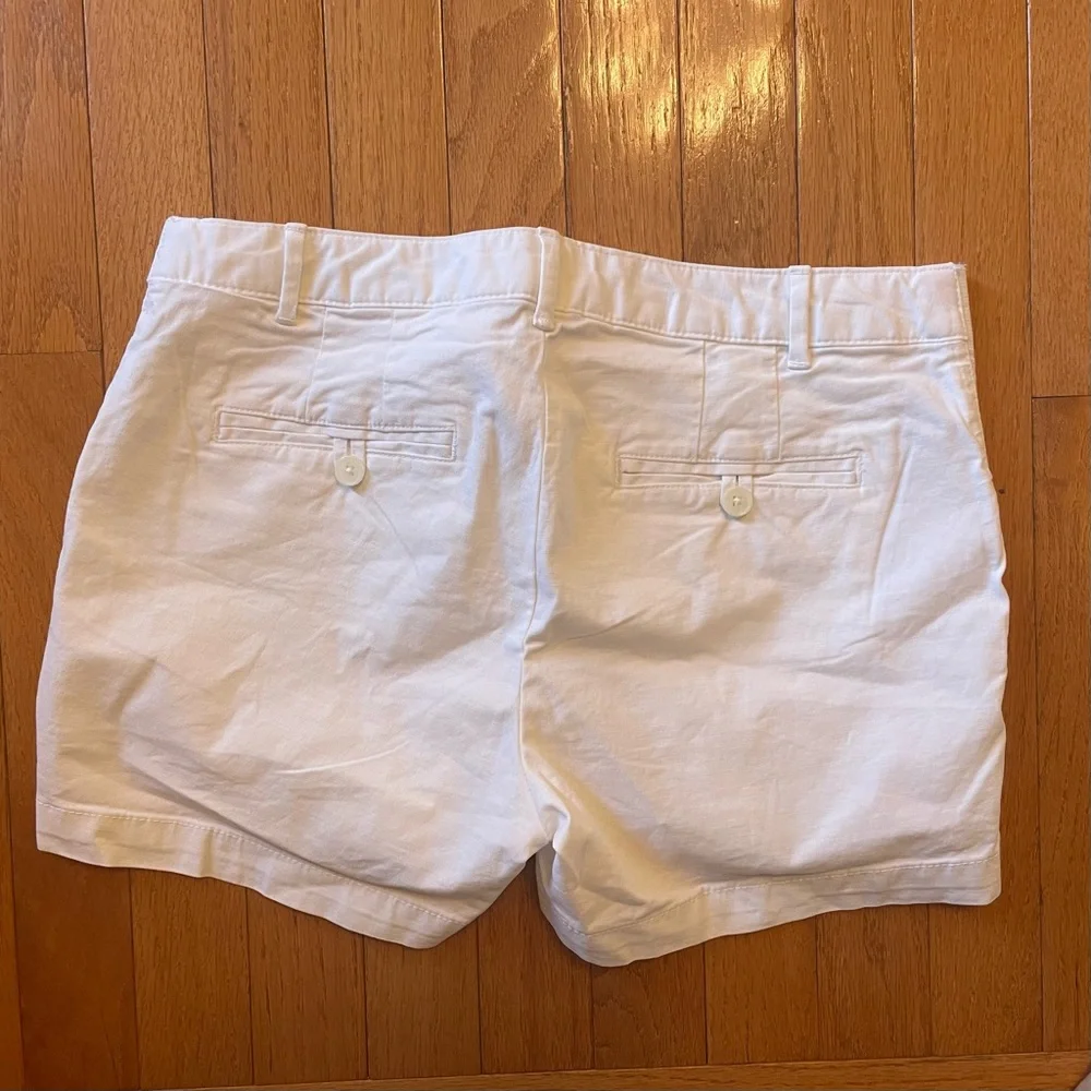 Gap Maternity - white side panel (underbelly) maternity shorts. Maternity size 0 - Picture 2 of 3